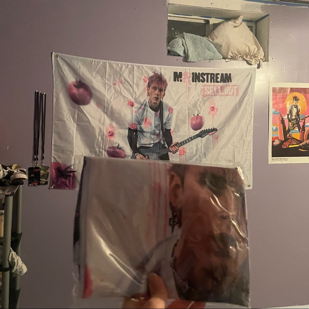 Mainstream Sellout VIP Merchandise